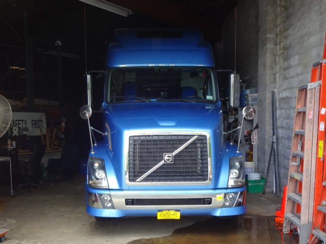 2011-VOLVO-TRACTOR-***-63,500-miles