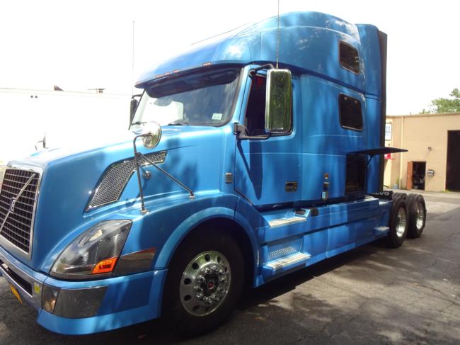 2011 VOLVO TRACTOR *** 58,000 Miles ***  MODEL: VNL64T-780   230 WB
10 10  2022 COMPLETE PM SERVICE AND FEDERAL INSPECTION
D16 550 HP 1850 LB-FT   EPA 10 EMISSION LEVEL
NEVER PAINTED OR MARKED ORIGINAL SEA SURF BLUE VOLVO COLOR
THIS TRUCK IS PERFECT IN EVERY WAY. DRIVES AND HANDLES LIKE A DREAM. 
550 HP VOLVO ENGINE  WITH 12 SPEED AUTOMATIC