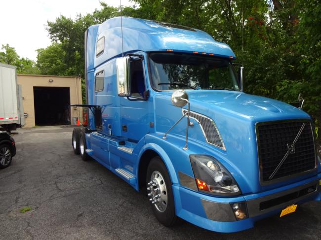 2011 VOLVO TRACTOR *** 58,000 Miles ***  MODEL: VNL64T-780   230 WB
10 10  2022 COMPLETE PM SERVICE AND FEDERAL INSPECTION
D16 550 HP 1850 LB-FT   EPA 10 EMISSION LEVEL
NEVER PAINTED OR MARKED ORIGINAL SEA SURF BLUE VOLVO COLOR
THIS TRUCK IS PERFECT IN EVERY WAY. DRIVES AND HANDLES LIKE A DREAM. 
550 HP VOLVO ENGINE  WITH 12 SPEED AUTOMATIC