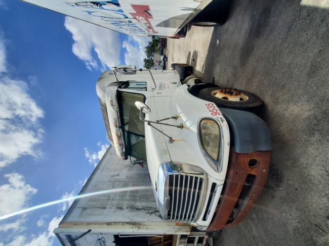 2005 Freightliner Columbia - Detroit Series 60. Great Motor, Truck Will Need Some Work To Make Road Worthy, But This Could Make A Great Start Up Truck!