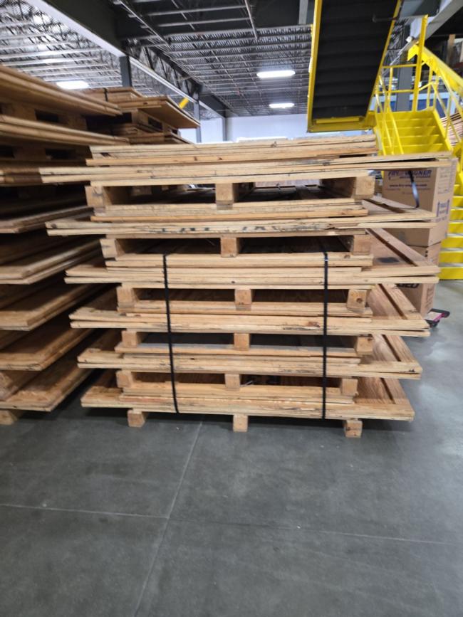 Clean-Dry-Used-Pallet-Boxes.-
