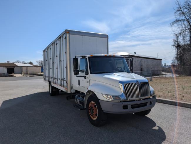 2006-International-Truck-with-26-ft.