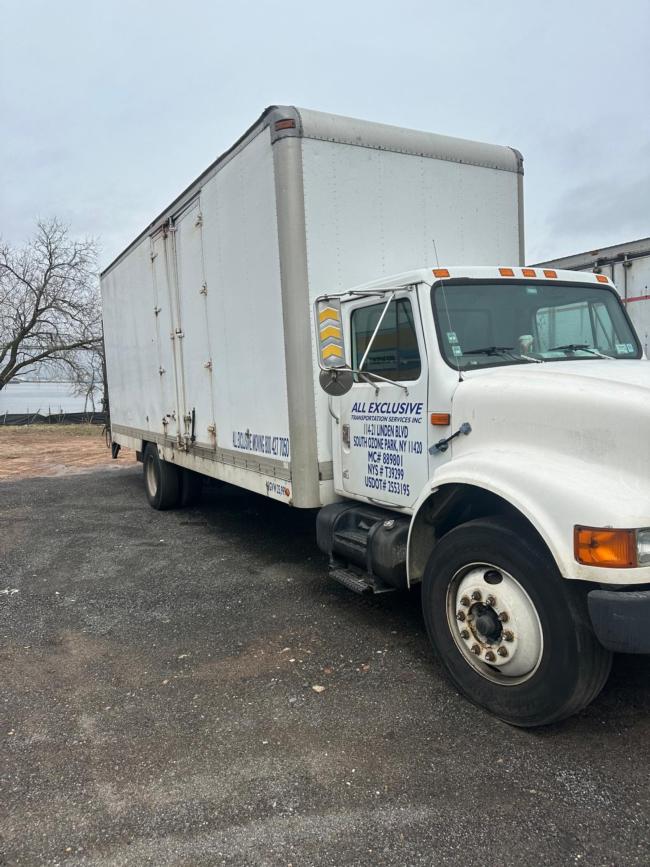 International-DT-466-24-foot-Moving