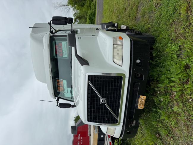Single-axle-Volvo-tractor-with