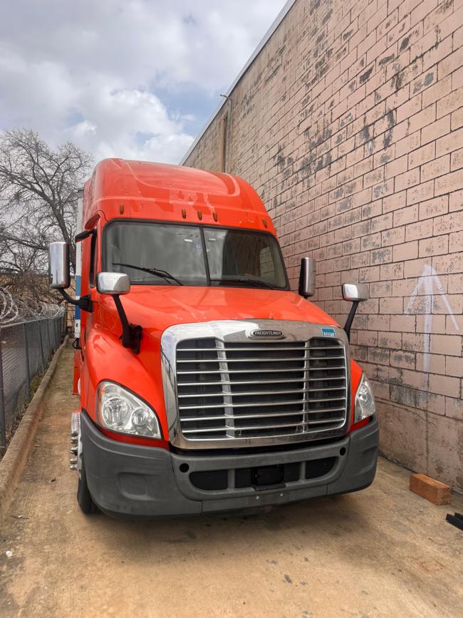 Freightliner,-700,000,-Automatic-