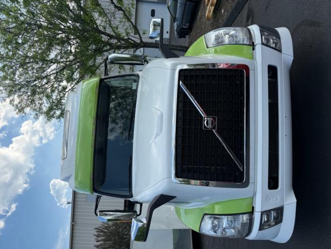 Nice-tractor-2011-Volvo-vnl-