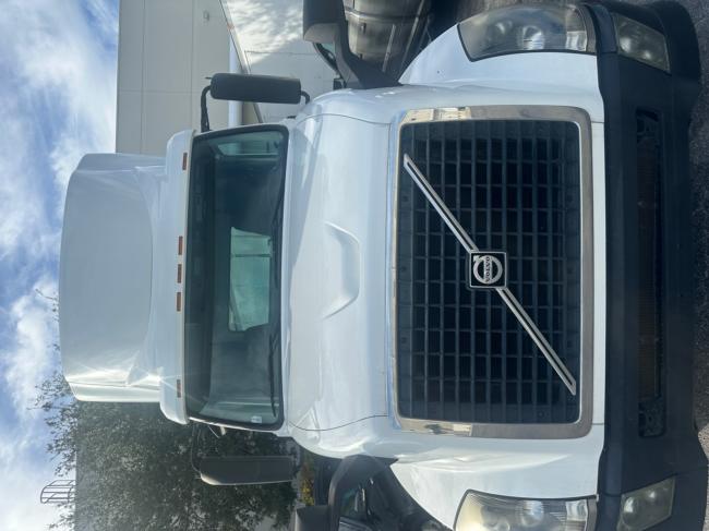 2012-Volvo-day-cab-excellent